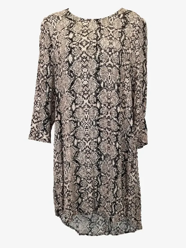 Decjuba Stylish Curved Hem Mini Dress Size 8 Stylish Short-Sleeve Mini Dress