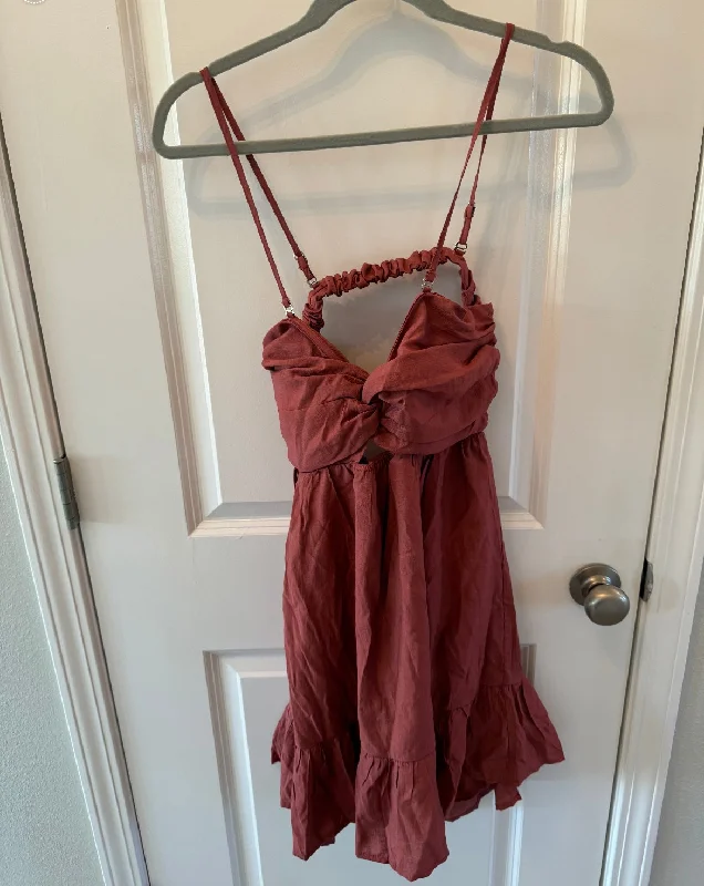 Pink Lily Twist Bodice Mini Dress w Open Back Women’s Size Small Wine Chic Pleated Mini Dress Pink Lily Twist Bodice Mini Dress w Open Back Women’s Size Small Wine Chic Pleated Mini Dress