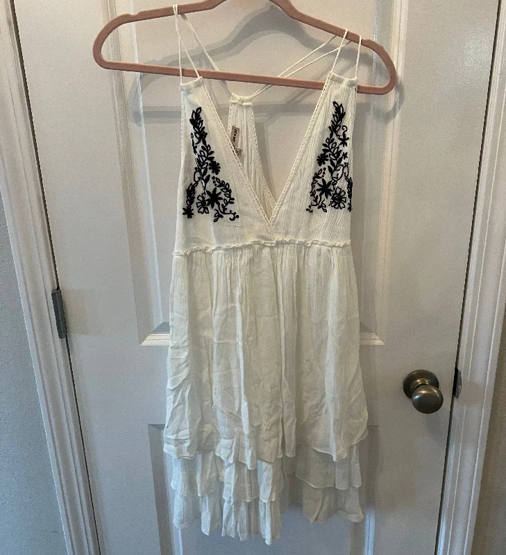 Embroidered Sleeveless Crochet Mini Dress Women’s Size Medium White Cozy A-Line Mini Dress Embroidered Sleeveless Crochet Mini Dress Women’s Size Medium White Cozy A-Line Mini Dress