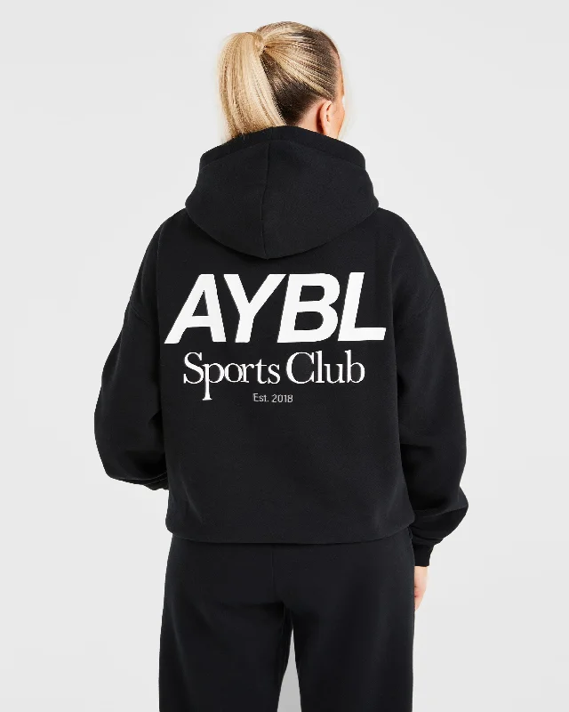 AYBL Sports Club Oversized Hoodie - Schwarz/Weiß Hoodie with Ribbed Cuffs Snug Fit Comfort AYBL Sports Club Oversized Hoodie - Schwarz/Weiß Hoodie with Ribbed Cuffs Snug Fit Comfort